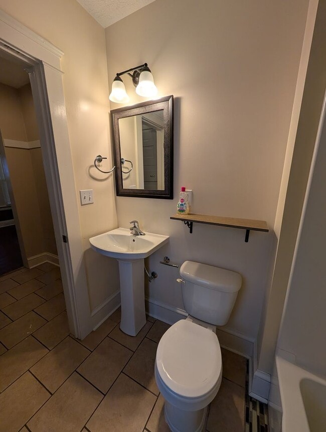 Building Photo - 1560 Coutant Ave