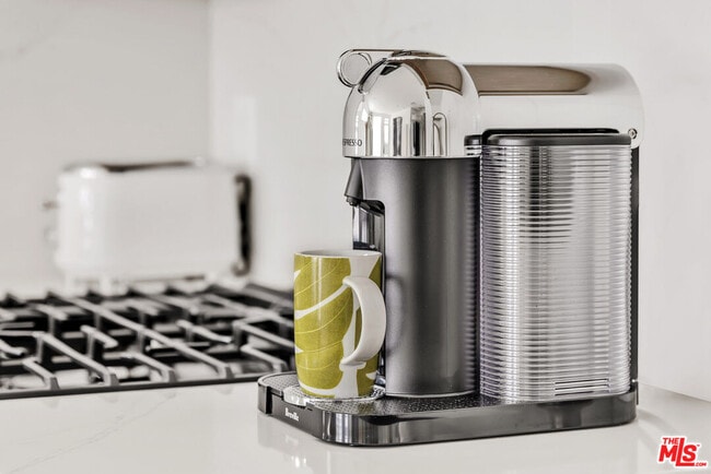 Building Photo - 7076 Park Manor Ave