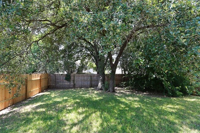 Building Photo - 2107 Charlotte Estates Dr