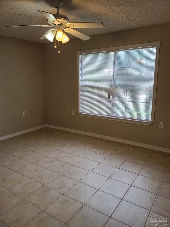 Building Photo - 708 Thornwood Pl