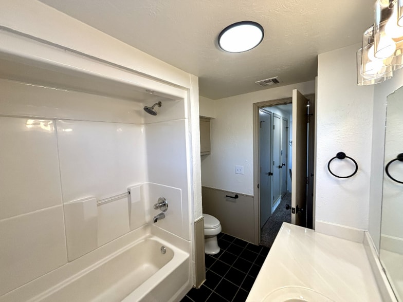 Building Photo - 12025 Ashford Dr