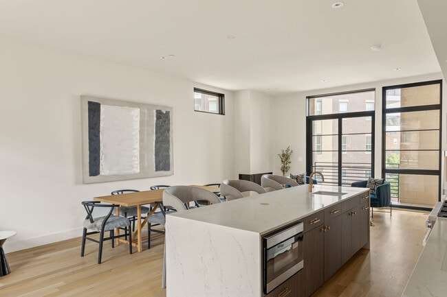 Building Photo - 1325 N Dewey Ave