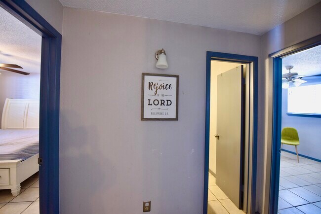 Building Photo - 710 W Cantu Rd