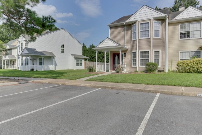 Building Photo - Updated 3-Bedroom Yorktown Townhouse with Private Yard and Community Amenities
