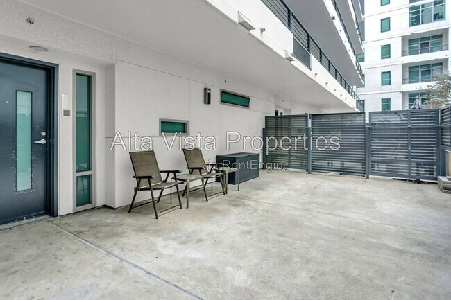 Building Photo - 425 W Beech St
