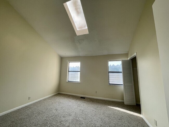 Building Photo - Townhouse for Rent