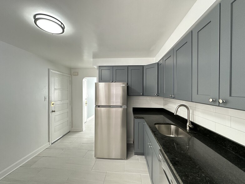 Building Photo - 6721 N California Ave