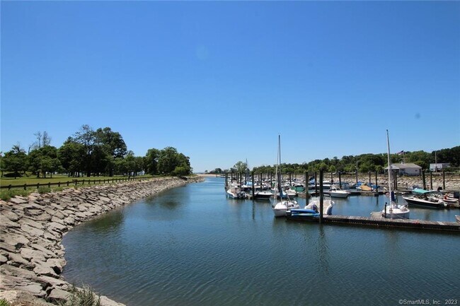 Building Photo - 637 Cove Rd