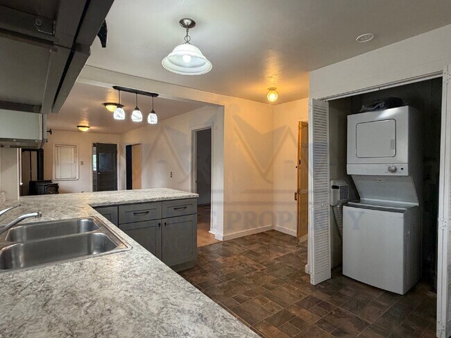 Building Photo - Updated 2 Bedroom Near LaPrele Park