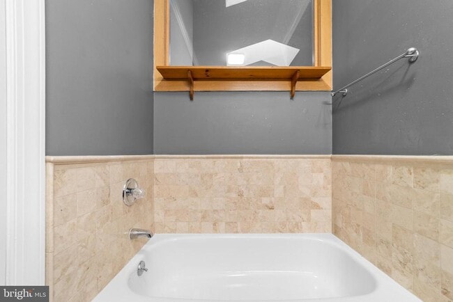 Building Photo - 42 Woodmont Dr