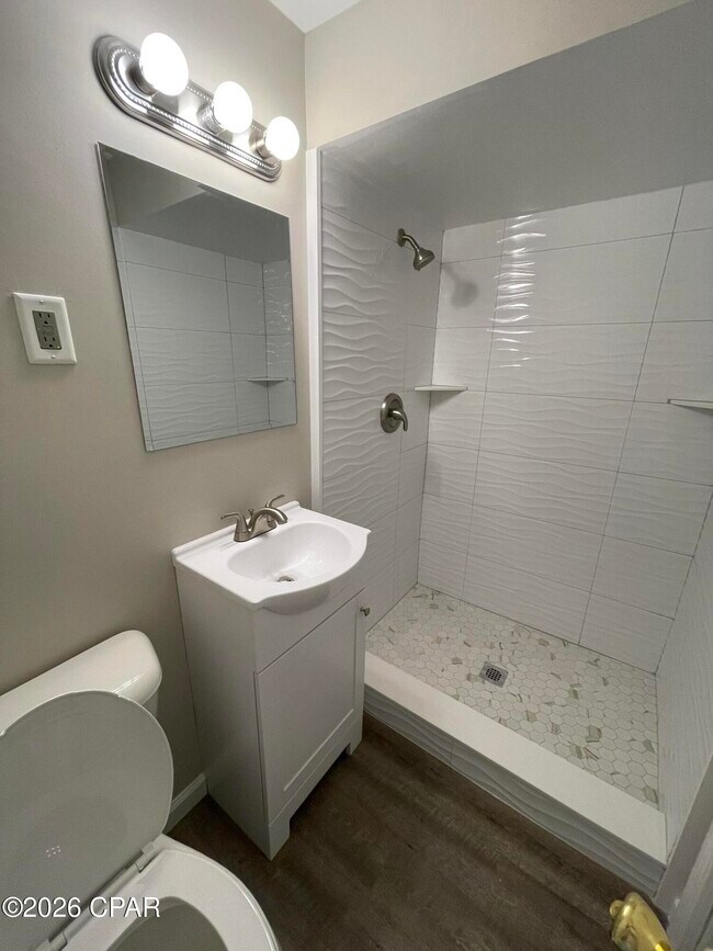 Building Photo - 1113 McKenzie Ave