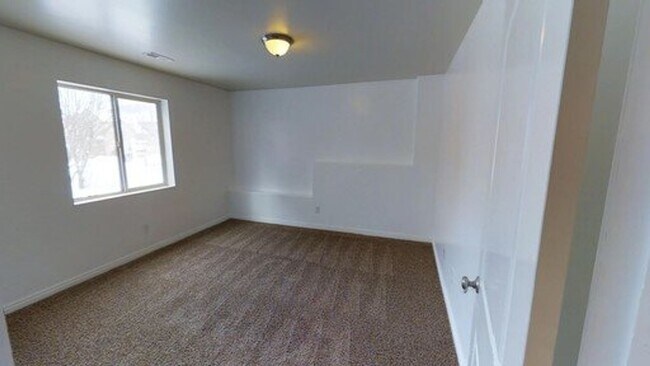 Building Photo - Cozy 2 bed 1 bath basement apartment, Eagle Mountain