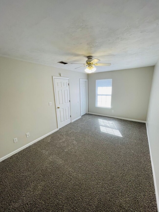 Building Photo - Spacious Townhouse off Hartsfield Road