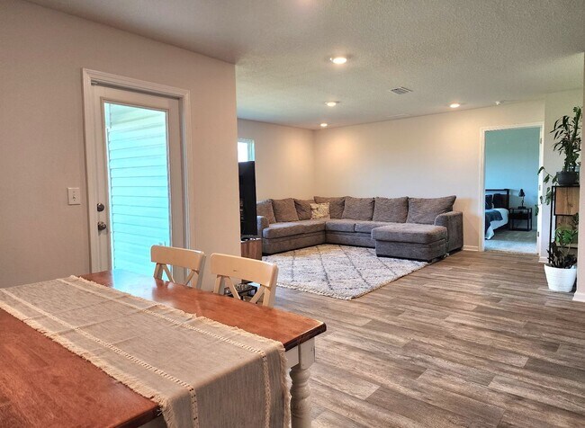 Building Photo - ALMOST NEW!! Exquisite 4 Bedroom, 2 Bath R...