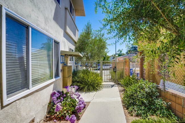 Primary Photo - Gated, Mid-Century Multi-Family Property n...