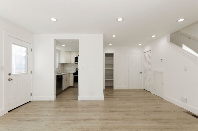 Building Photo - 2 Bedroom Townhome for Rent