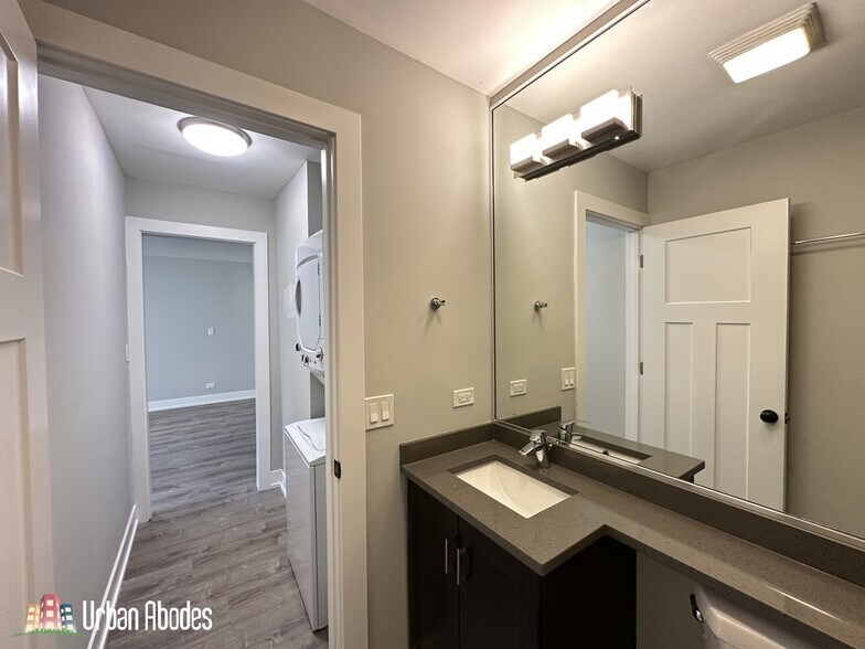 Building Photo - 528 W Surf St