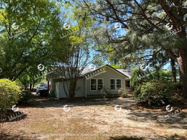 Building Photo - Spacious 3 Bedroom, 2 Bath - AVAILABLE NOW!