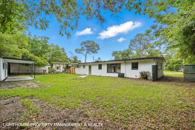 Building Photo - Stunning, Fully Renovated 4 Bed/2 bath Home!