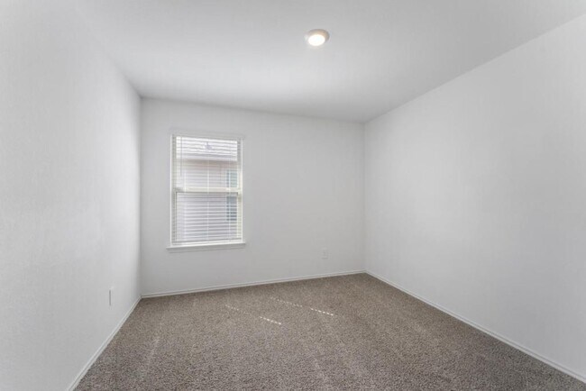 Building Photo - 14678 Cyn Pnes Ln