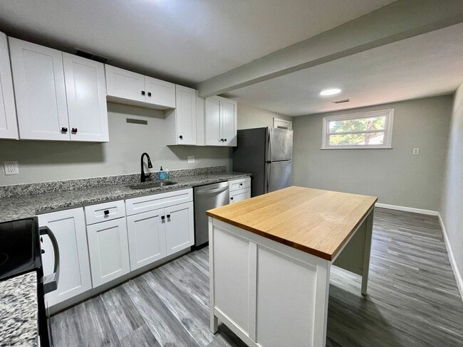 Building Photo - 3561 Champlain Ln