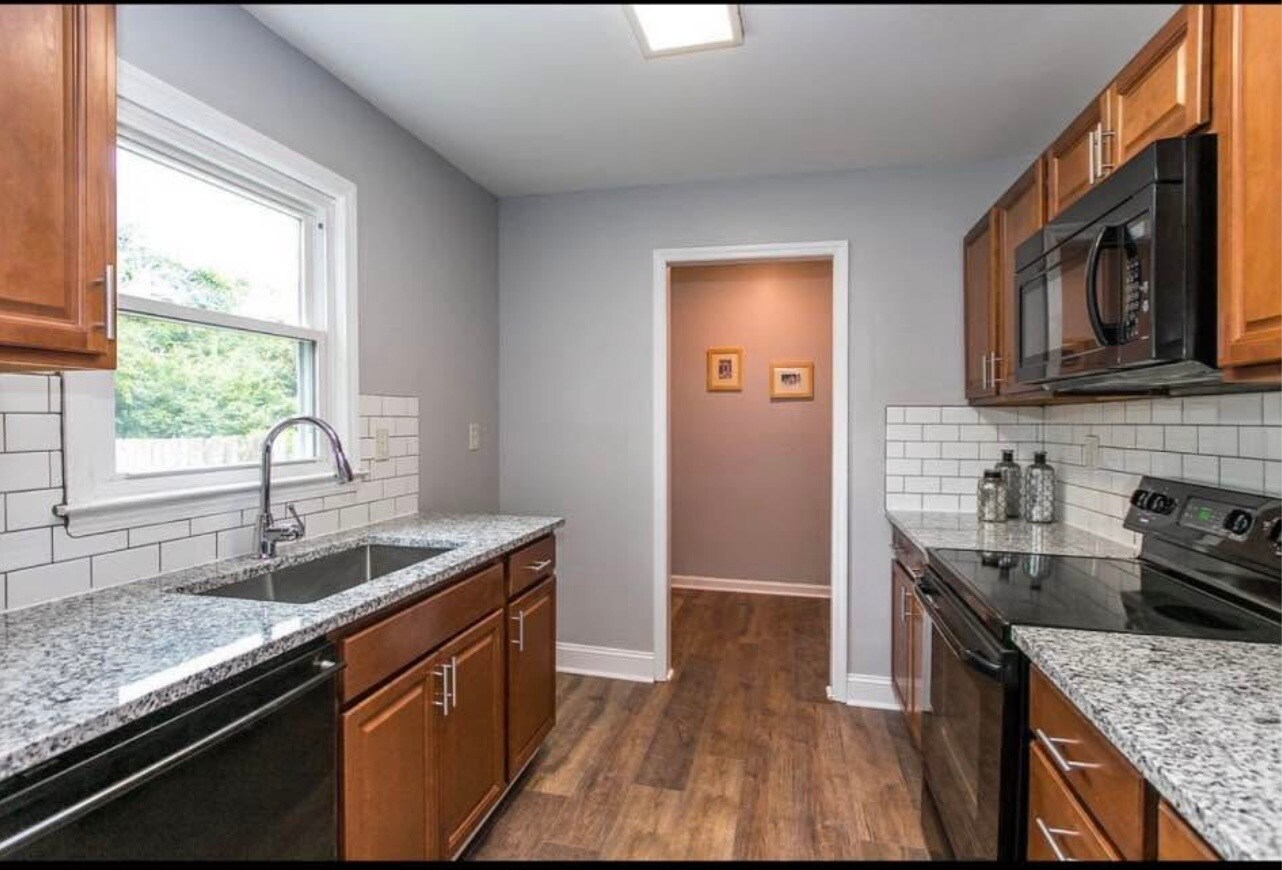 Building Photo - 215 Hedgewood Ct