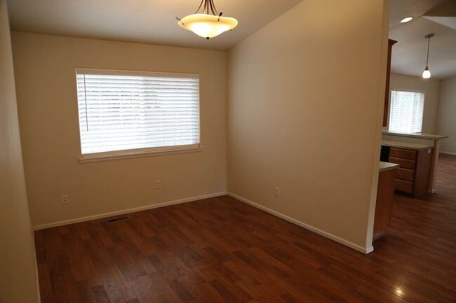 Building Photo - Single Level 4 bed 2 bath home