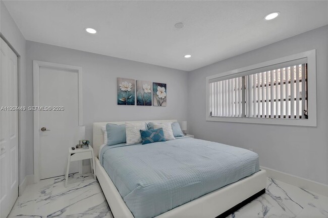 Building Photo - 895 W 39th Pl