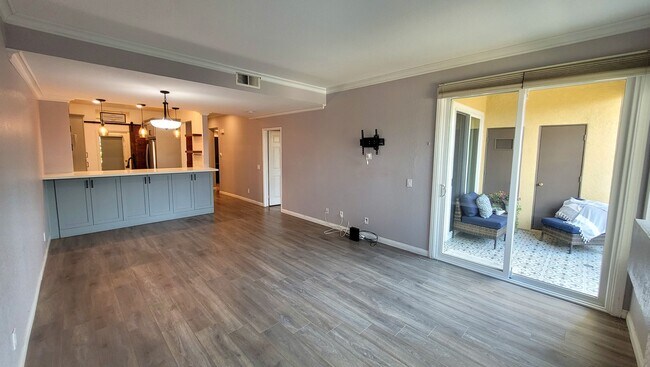 Building Photo - Downstairs 2 Bed 2 Bath Condo in Gated Community!