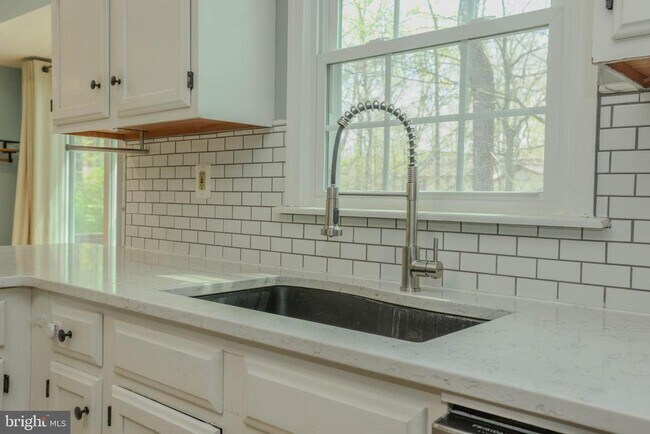 Building Photo - 359 Point to Point Rd