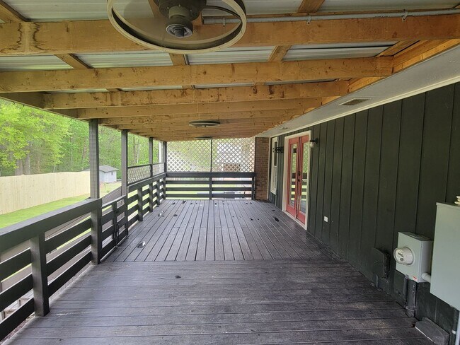 Building Photo - 3 Bedroom 2 Bathroom Home