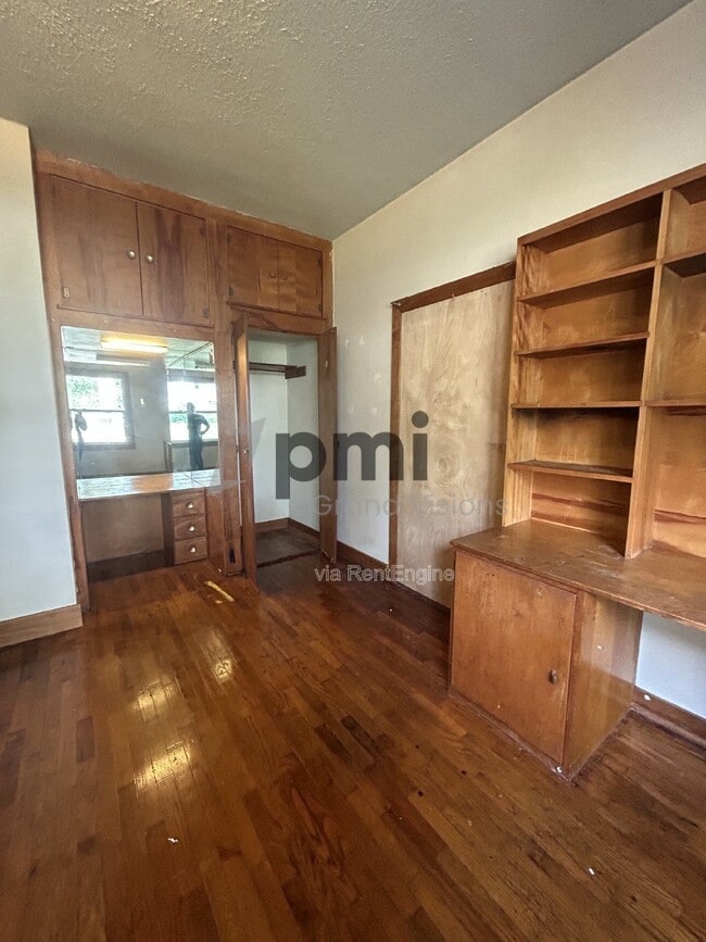 Building Photo - 1105 6th St