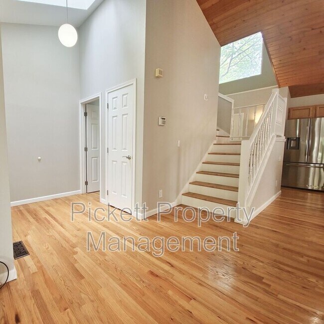 Building Photo - 18845 NE Meadow Run Dr