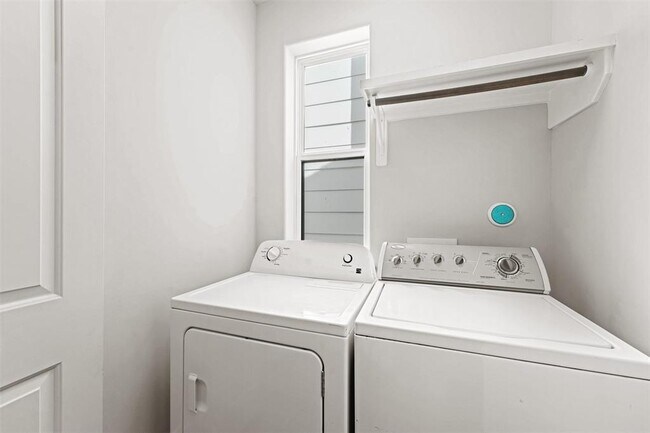 Building Photo - 5648 Larkin St
