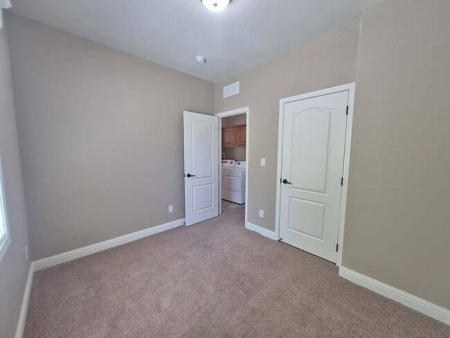 Building Photo - 1054 Mountain Shadows Blvd
