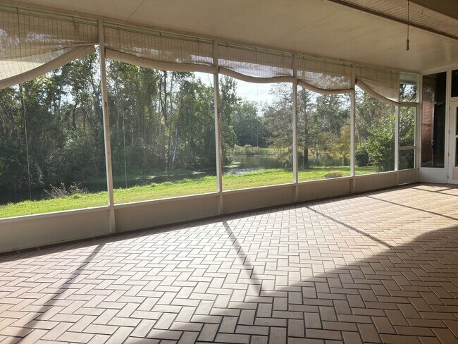 Building Photo - Beautiful Home with Water View in Eastwood!