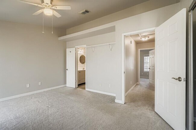 Building Photo - 1827 River Crossing Cir