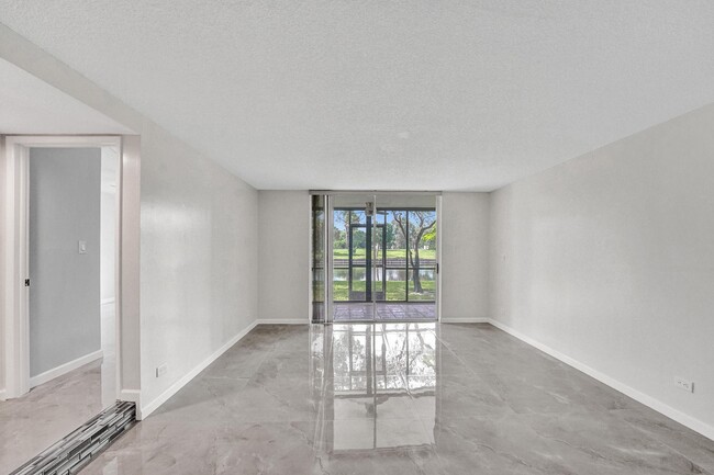 Building Photo - 3750 Inverrary Dr
