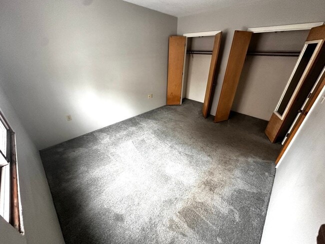 Building Photo - 10 Thompson St