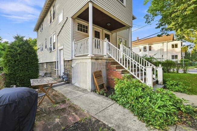 Building Photo - 99 Thorndike St