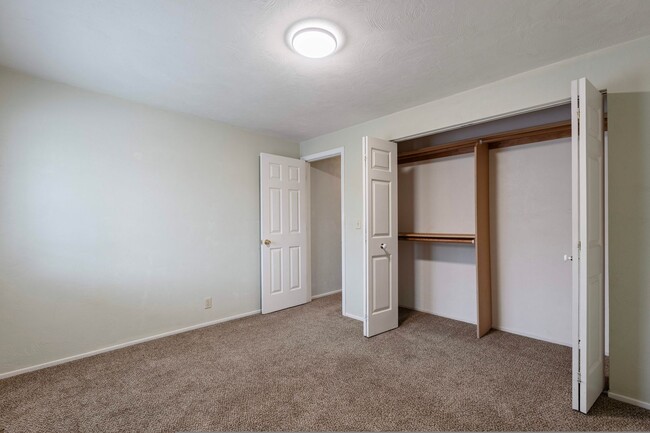 Building Photo - Large 2 bedroom 2 bathroom duplex with garage! $500 OFF YOUR FIRST MONTH’S RENT!