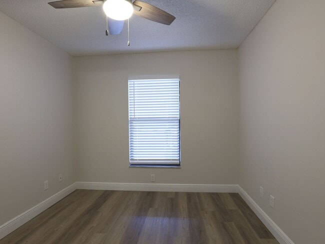 Building Photo - 5321 Summerlin Rd