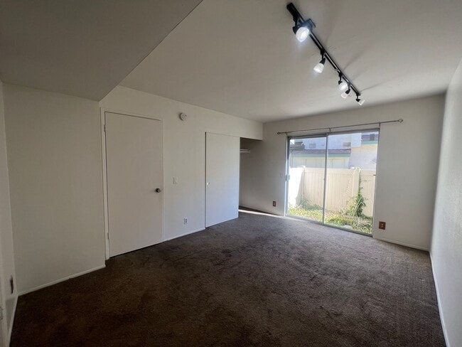 Building Photo - ***$1000 off of 1st months rent*** Condo N...