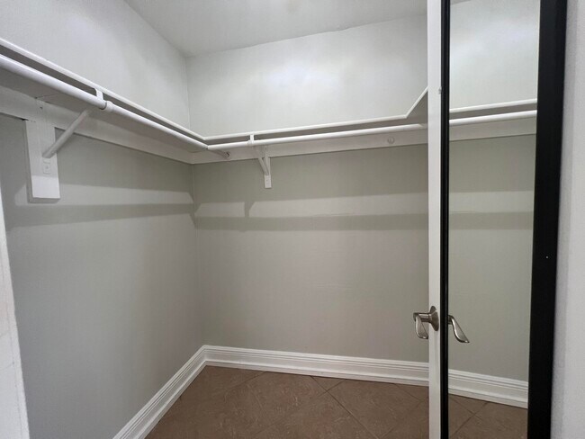 Building Photo - 540 S Manor Dr