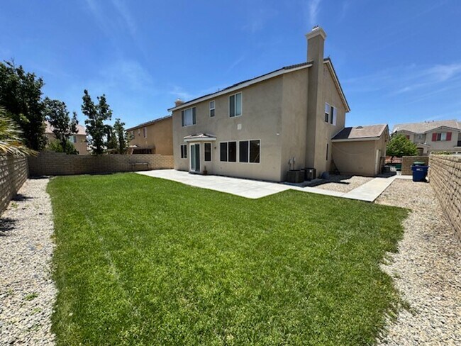 Building Photo - Gorgeous Westside 5 + 3 With Solar - $3800