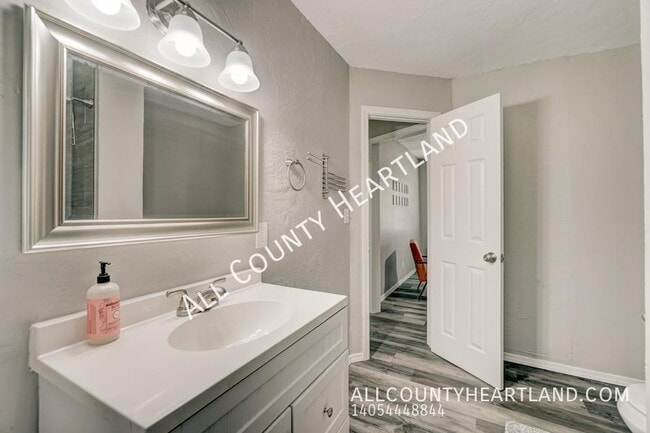 Building Photo - 625 Iowa St