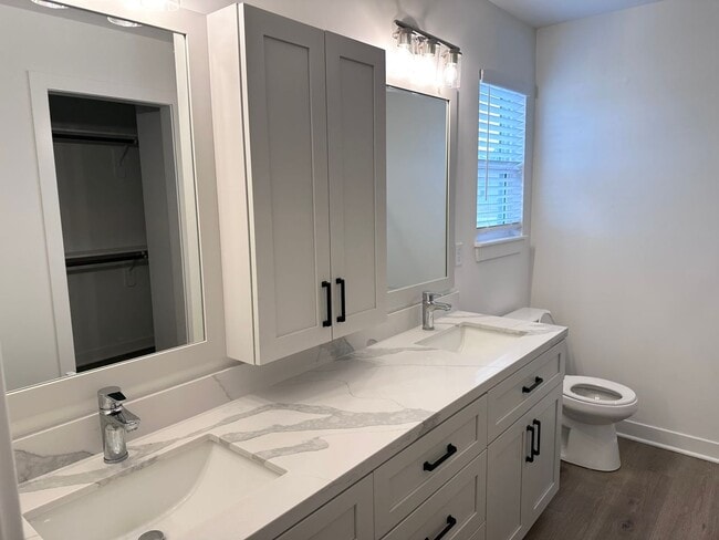Building Photo - 3 Bed | 2 Bath | 1 Car Garage Single Level Duplex in Kansas City w/ Move In Special
