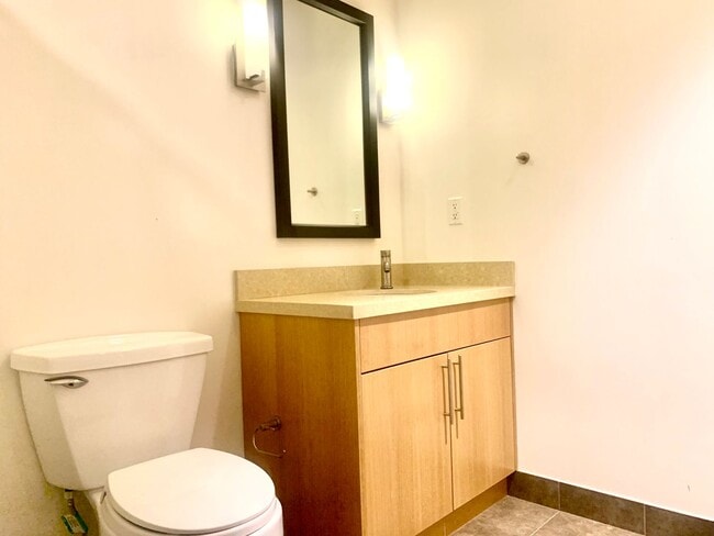 Building Photo - Spacious Centrally Located 1 bed + Den/ 1....