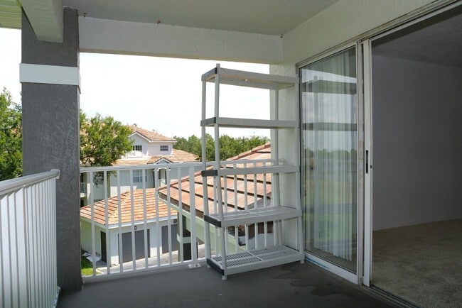 Building Photo - 2-bedroom, 2-bathroom Condo in gated commu...