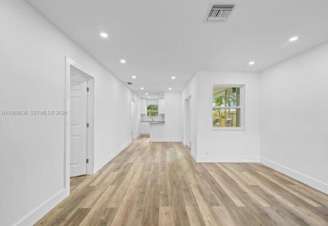 Building Photo - 816 N Golf Dr